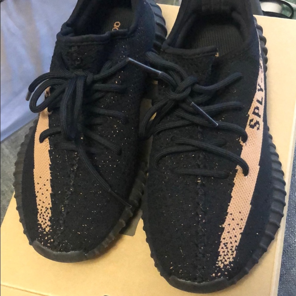 Yeezy STYLE size 7 W shoes